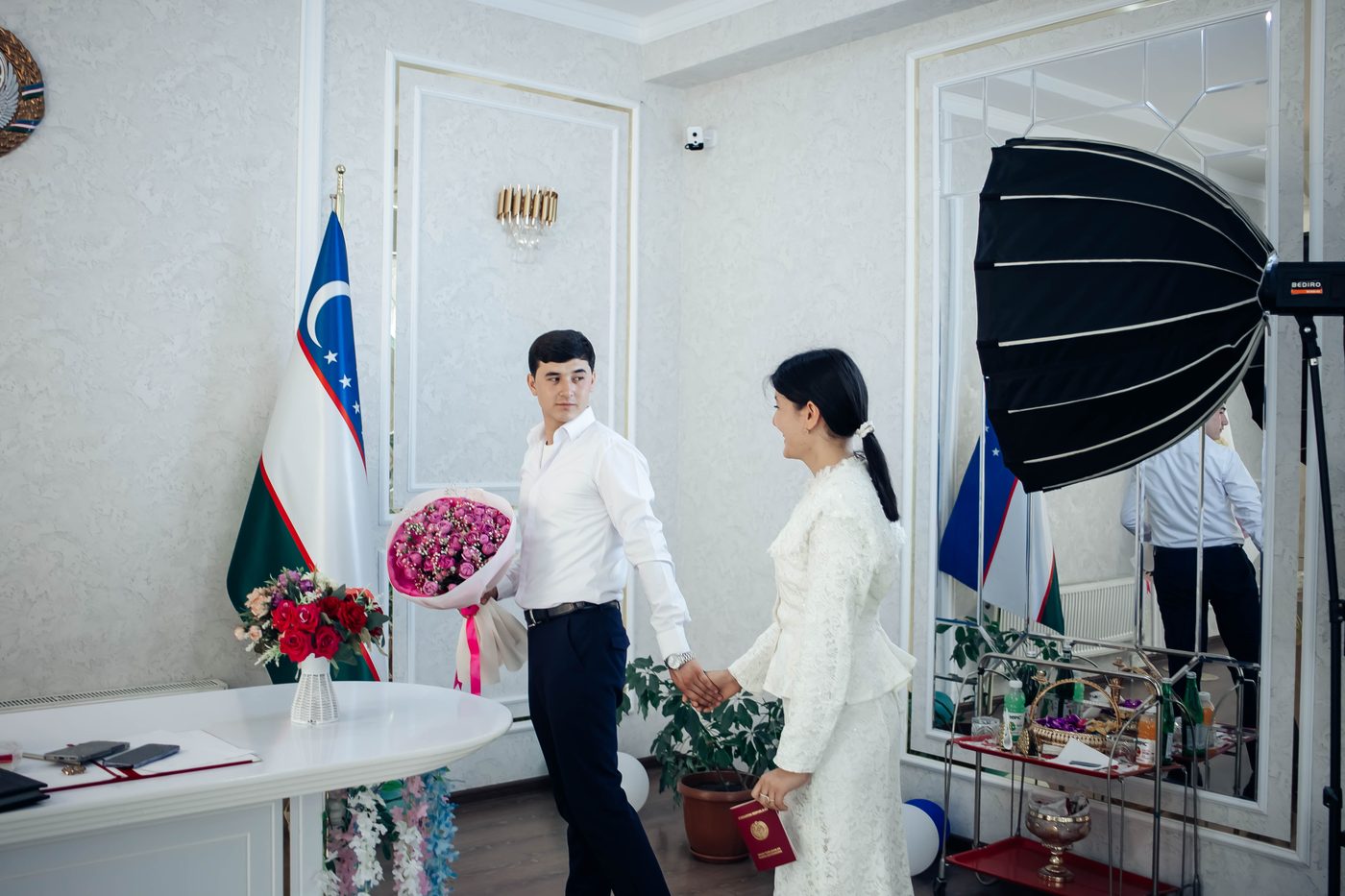 Avazbek va Nilufar qo'l ushlashib yurishmoqda